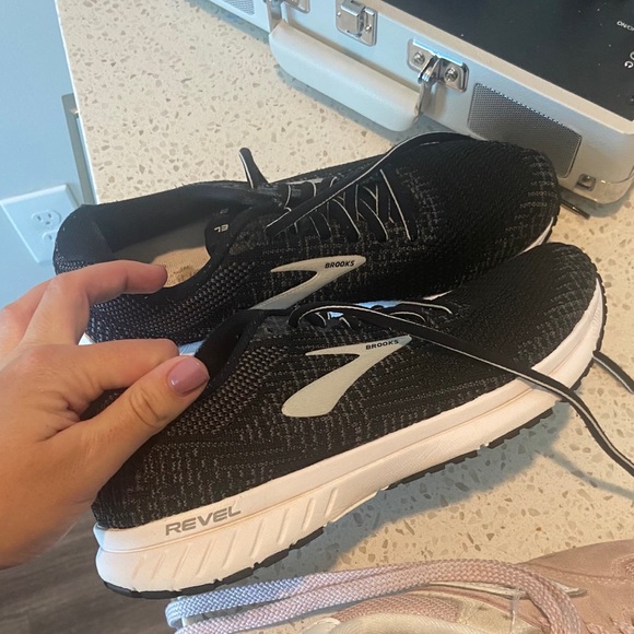 womens black brooks running shoes